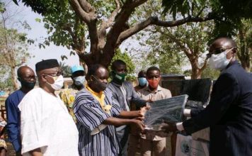 Africaphilantropies Dote le lycée de Lama-Tessi du matériel informatique.