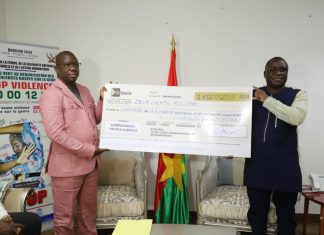 Burkina Faso/Humanitaire : La Fondation EBOMAF remet un chèque de 200 millions au gouvernement Burkinabè..